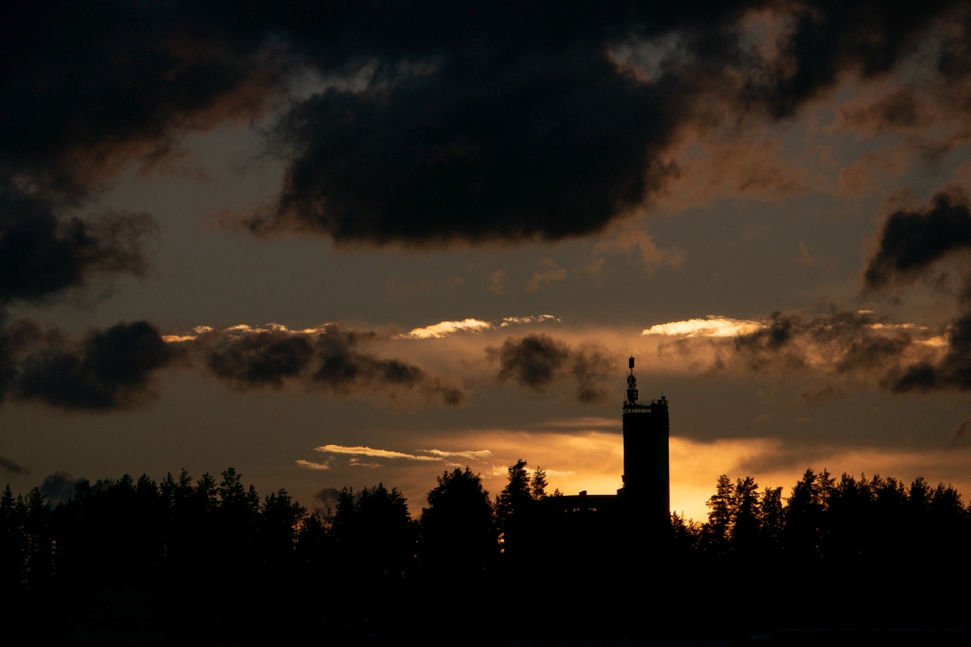 Jyväskylän harjun torni auringonlaskua vasten.
