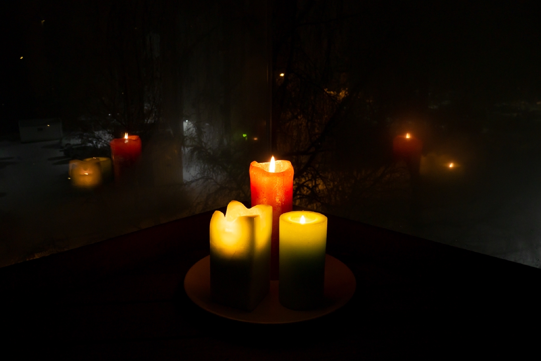 Kynttiläasetelma parvekkeella uudenvuodenaaton ja vuoden ensimmäisen päivän välisenä yönä.