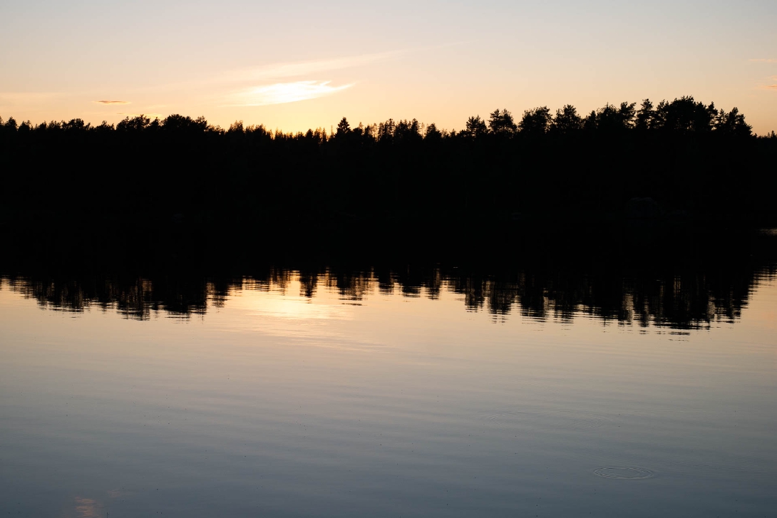 Auringonlasku järvenrannalla.